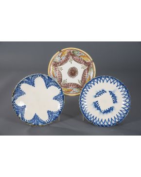 810-Lote de tres platos en cerámica española. uno de Ribesalbes. S. XIX.