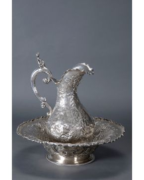 873-Exquisito aguamanil en plata punzonada con marcas de E. Hugo. Francia. C. 1850.