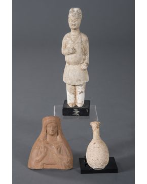 1261-Antiguo lote en cerámica arqueológica formado por tres piezas. una de ellas oriental.
