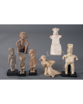 1247-Lote de cuatro figuras en cerámica precolombina: dos figuras masculinas y dos femeninas portadoras.