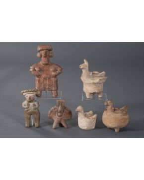 1256-Lote de tres figuras precolombinas: ave y dos figuras femeninas.Con restos de policromía.