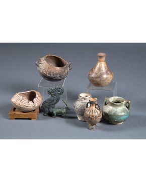 1259-Variado lote formado por dos pequeños cuencos en cerámica precolombina con restos de policromía y dos figuras zoomórficas en bronce: ibis y buho.