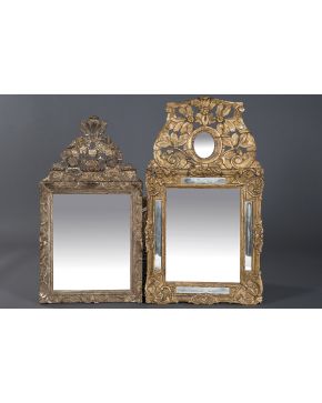 815-Pareja de espejos antiguos con marco en madera tallada. dorada y policromada con grandes copetes S. XVIII- XIX. Con faltas.