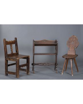 427-Lote de tres muebles provenzales suizos: revistero. silla antigua y scabello.
