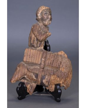 383-San Juan Bautista. Fragmento de talla antigua en madera.Con faltas.