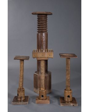55-Costurero en madera con pie torneado. cajoncitos y apliques de madera para hilos