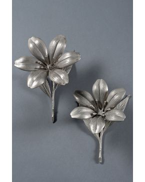 73-Pareja de Flores de metal. compuestos de pétalos-cenicero extraíbles. c. 1960