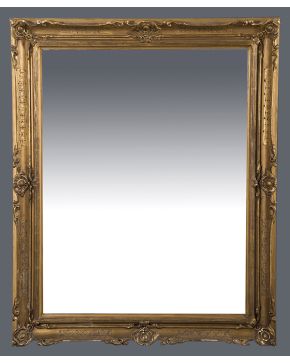 411-Espejo rectangular con marca en madera tallada y estucada en dorado.