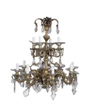 405-Lámpara de techo de 12 brazos de luz en dos alturas en bronce dorado con bustos en relieve y aplicaciones de platitos y prismas de cristal tallado. Fa