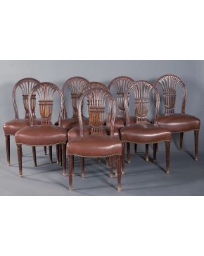 565-Comedor inglés compuesto por mesa oval con patas de garra terminadas en rueda y 8 sillas con respaldo en formade palmeta tallada y tapicería en piel m