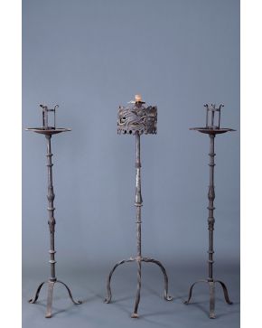 426-Lote formado por tres lámparas de pie para velones en hierro forjado pp. S. XIX