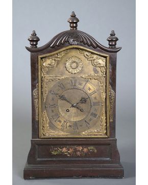 691-Reloj de sobremesa de estilo inglés. principios S. XX. en madera tallada y pintada con maquinaria Paris. Con péndulo y llave.