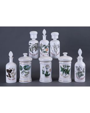 1183-Colección de ocho albarelos y botellas de farmacia con decoración esmaltada antiguas. Faltas y restauraciones.