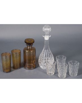 398-Juego en cristal moldeado color ámbar con aplicaciones decorativas en plata compusto por licorera con tapa y pareja de vasos altos. 