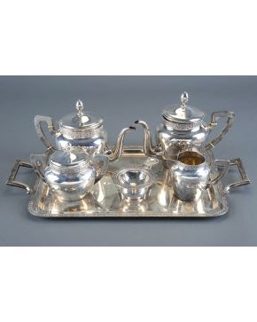 597-Juego café y té en plata de Ley 916 con marcas P. Alvárez. Cenefa decorativa con motivos a candelieri. Sobre bandeja rectangular con asas a juego.