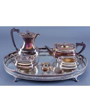 524-Juego de café y té estilo inglés en plata española punzonada sobre bandeja oval de galería calada. 