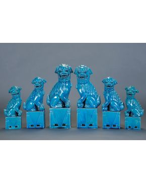 393-Tres parejas de leones Foo en porcelana esmaltada en azul. Diferentes tamaños. 