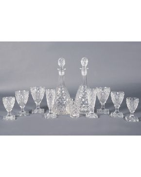 1078-Antigua cristalería en cristal tallado y moldeado con decoración de punta de diamante compuesto por: 4 licoreras. 14 copas de champan. 13 copas de agu