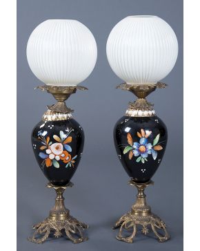 469-Pareja de jarrones en porcelana con decoración floral y bronce dorado. adaptados a lámparas. Electrificadas.