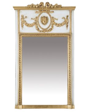 1080-Espejo Trumeau estilo neoclásico en madera tallada. dorada y pintada. Decoración con guirnalda y mascarón en la parte superior. Copete de lazo.