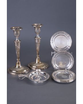 1210-Elegante pareja de candeleros en plata inglesa punzonada estilo Imperio con decoración de palmetas y estrías. Con marcas de Londres. 1994 C.J. Vauder?