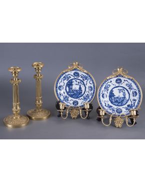 1164-Pareja de apliques de dos luces en bronce dorado estilo Luis XVI y porcelana china azul y blanca.