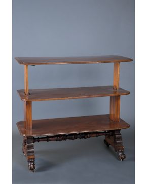 633-Mueble platero inglés de los llamados Servidor Mudo en madera de caoba tallada con baldas regulables en tres alturas. Patas decoradas con motivos ve