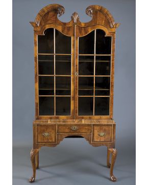 613-Mueble vitrina estilo Reina Ana en madera de raíz de nogal tallada. Inglaterra. 2 ª mitad S. XIX. Cuerpo superior acristalado y dividido en tres altur