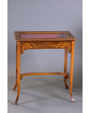 537-Mesa-expositor en madera patinada con decoración de marquetería con motivos vegetales y tapa de cristal.