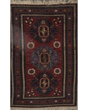 475-Alfombra Hikrah rusa en lana con decoración geométrica sobre campo rojo.