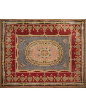 1154-Gran alfombra en lana de nudo español con decoración de medallones y guirnaldas sobre campo rojo. Cenefa vegetal en el perímetro y gran óvalo central 
