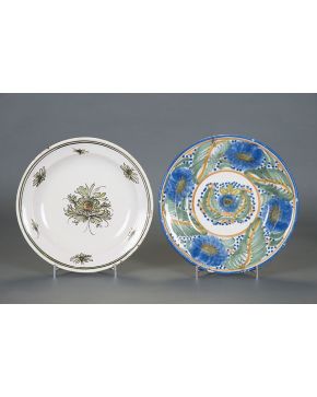 954-Lote de dos platos en cerámica esmaltada de Ribesalbes. S. XIX. Algún piquete.