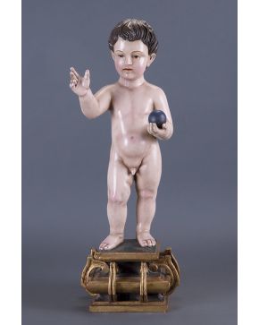 794-Niño Jesús con la bola del mundo en madera tallada. dorada y policromada. siguiendo modelos Barrocos.
