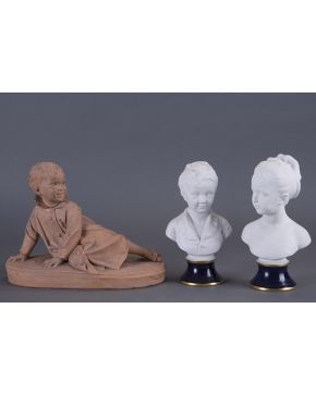 1243-Pareja de bustos de niños en biscuit con peana en porcelana de Limoges azul cobalto y filo dorado. Con marcas. 1900