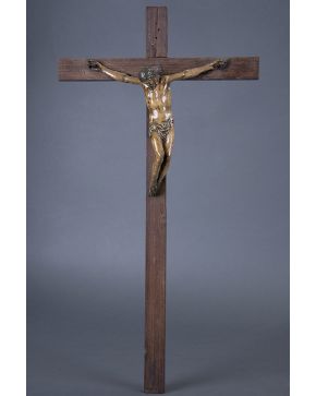 1217-Escultura de Cristo en la cruz en madera tallada y patinada con restos de policromía. S. XVI.
