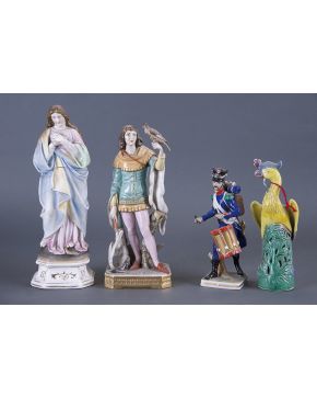 1224-Lote de dos esculturas en biscuit y porcelana europeas con representación de Virgen y Cazador.