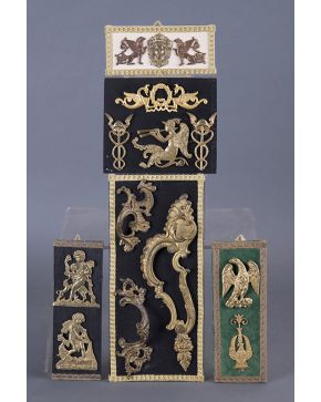 935-16.5 Lote formado por cuatro tablas con aplicaciones en bronce dorado para mobiliario del siglo XIX y una tabla con tiradores y apliques para mobiliar
