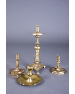 733-Lote en bronce dorado formado por palmatoria y tres candeleros con bases poligonales. Antiguos.