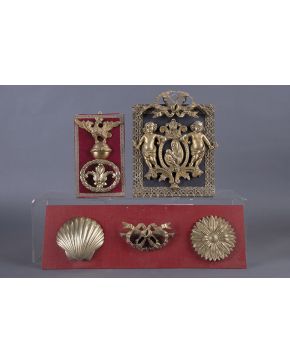 916-Lote de tres tablas con apliques y adornos para mobiliario de los siglos XVIII y XIX. Diversas formas y temáticas. 