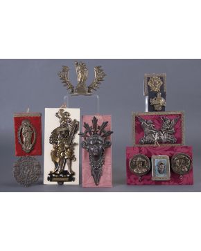928-Variado lote en bronce y estaño pavonado y dorado formado por 5 piezas. siglos XVIII-XIX.