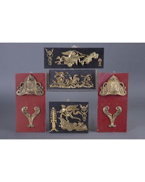 934-Lote de 5 tablas con aplicaciones en bronce para muebles de principios del siglo XIX.
