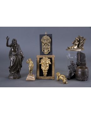 767-Dos grupos en bronce dorado y pavonado antiguos.