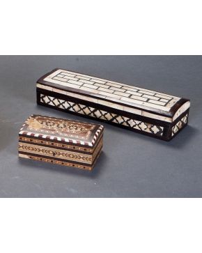 605-Lote de dos cajas antiguas; una de ellas en madera y hueso y la otra con taracea (faltas).