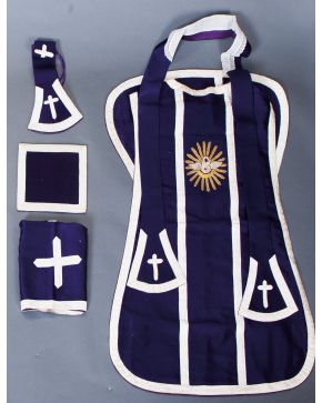 573-Juego de ornamentos litúrgicos en seda morada compuesto por: casulla. estola. manípulo. carpeta de corporales y velo. Ribetes en plateado. Con bordado