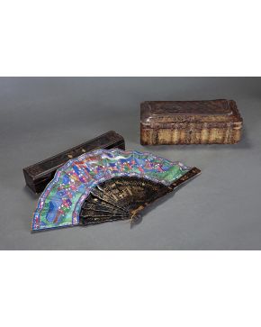 876-Caja de juegos en madera lacada en negro con decoración de chinosseries en dorado y cartas de baraja española en la tapa. Trabajo cantonés para la exp