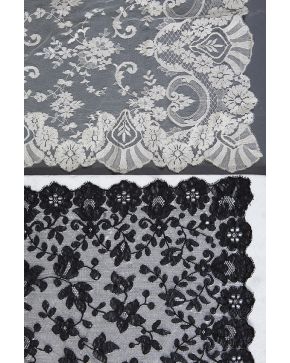 1203-Lote de dos mantillas en encaje en color marfil y negro. Diseño floral. Diferentes tamaños. 