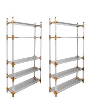 324-Pareja de modernas estanterías de 5 alturas con estructura en metacrilato y baldas de cristal. Detalles metálicos en dorado.