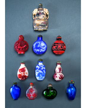 1-Lote formado por once perfumeros orientales en vidrio de colores con tapa.