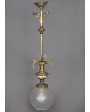 11-Lámpara de techo de latón y porcelana con globo de cristal esmerilado. s. XIX.