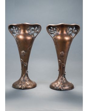 2-Pareja de jarrones Art Noveau en metal patinado color cobre. de elegante diseño con asas caladas con motivos vegetales. Firmados.